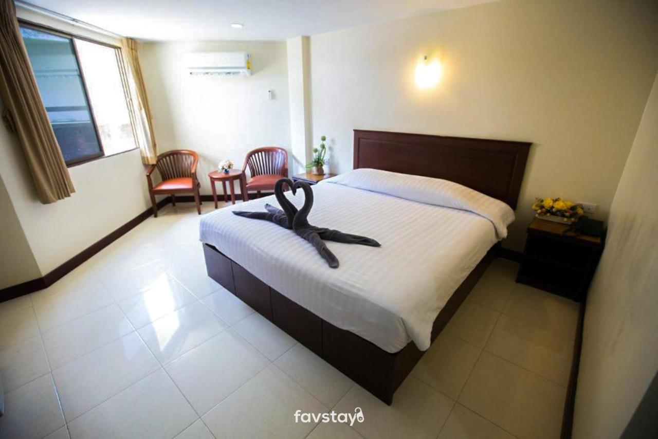 Twin Palms Suites And Residence Pattaya Exterior photo