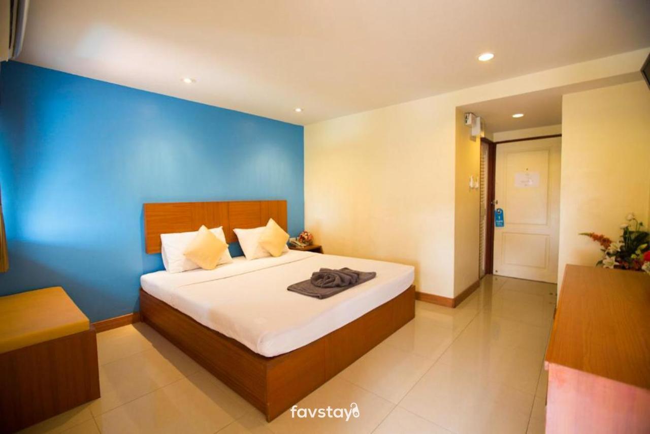 Twin Palms Suites And Residence Pattaya Exterior photo
