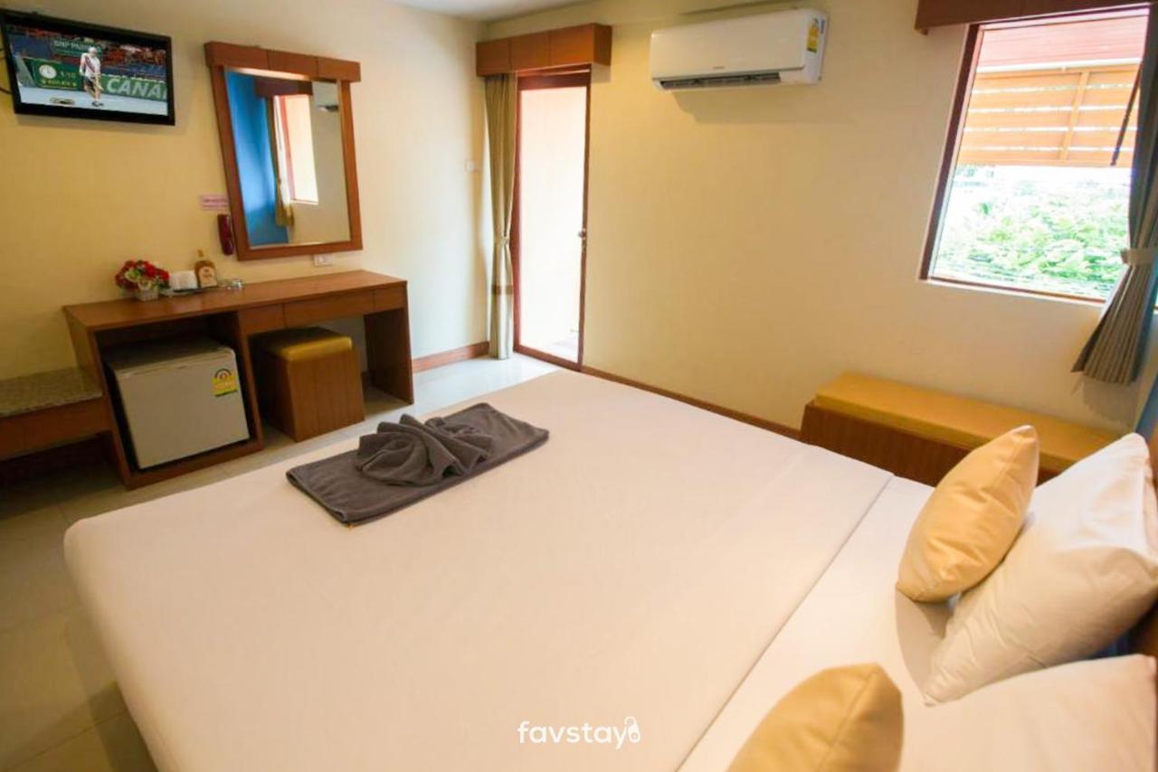 Twin Palms Suites And Residence Pattaya Exterior photo